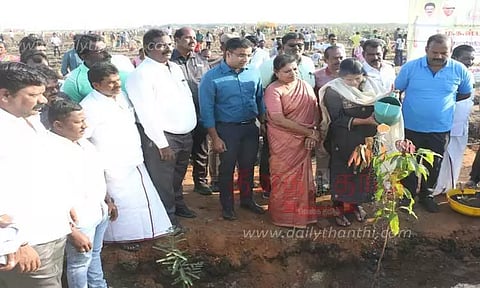 70 ஆயிரம் மரக்கன்றுகள் நடும் பணி; கனிமொழி எம்.பி. தொடங்கி வைத்தார்