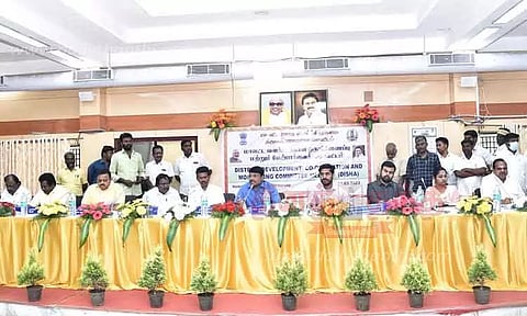 மாவட்ட வளர்ச்சிக்கான கூட்டத்தில் கலந்துகொள்ளாத அதிகாரிகள் மீது நடவடிக்கை