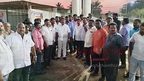 உடைந்த குடிநீர் குழாய்களை சரி செய்யாததால் கவுன்சிலர்கள் போராட்டம்