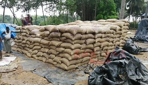 கொள்முதல் நிலையத்தில் நெல் மூட்டைகள் தேக்கம்