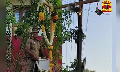 குற்றவாளியை கண்டுபிடிக்க உதவிய சிசிடிவி கேமராவுக்கு மாலை போட்டு மரியாதை... எஸ்.ஐ. செய்த வினோத செயல்..!