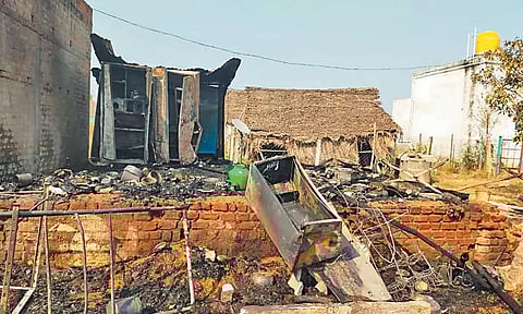 ஆவடி அருகே குடிசை வீடு எரிந்து சாம்பல் - கியாஸ் சிலிண்டர் வெடித்ததால் பரபரப்பு