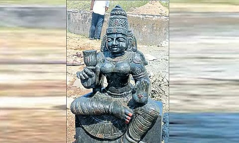 உத்திரமேரூர் அருகே கிணற்றில் இருந்து அம்மன் சிலை கண்டெடுப்பு