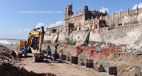 தரங்கம்பாடி டேனிஷ் கோட்டை அருகே ரூ.63 லட்சத்தில் அலை தடுப்பு சுவர் அமைக்கும் பணி