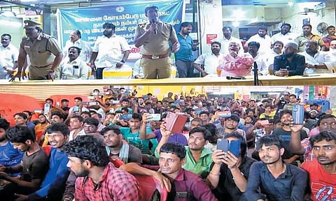 கோயம்பேடு மார்க்கெட்டில் பணிபுரியும் வடமாநில தொழிலாளர்களுடன் போலீஸ் அதிகாரிகள் ஆலோசனை கூட்டம்