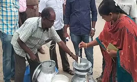 தூத்துக்குடி: விற்பனைக்காக கொண்டு செல்லப்பட்ட 1,600 லிட்டர் கலப்பட பால் பறிமுதல்