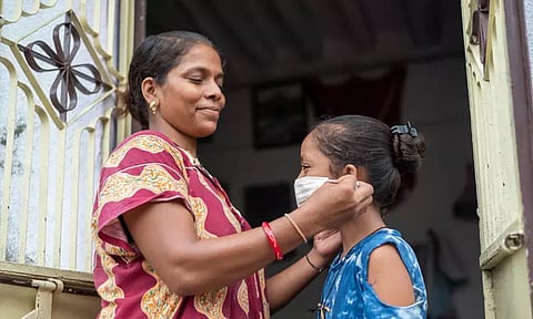 மேற்கு வங்காளம்: வைரஸ் பாதிப்புக்கு 19 குழந்தைகள் பலி; முக கவசம் கட்டாயம் என மம்தா வலியுறுத்தல்