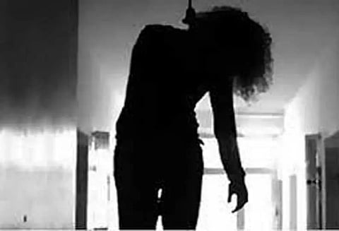 தூக்குப்போட்டு பெண் சாவு