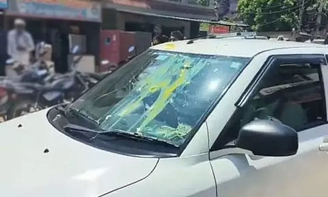 கர்நாடகாவில் உட்கட்சி பூசல்: காங்கிரஸ் மாவட்ட செயலாளர் கார் மீது முட்டை வீச்சு