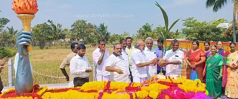 தென்னங்கன்று வழங்கும் நிகழ்ச்சி