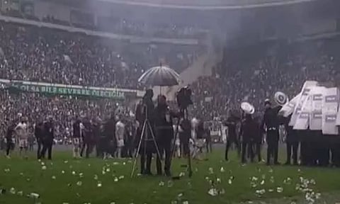 துருக்கி: கால்பந்து மைதானத்தில் வெடித்த வன்முறை - 7 பேர் கைது