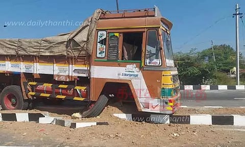 சாலை தடுப்பு சுவரில் லாரி மோதி விபத்து