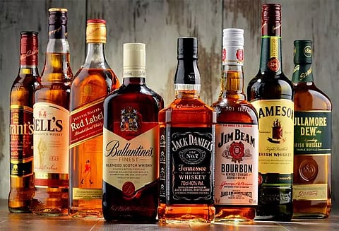 விதான சவுதாவுக்கு மதுபாட்டிலுடன் வந்த போலீஸ்காரர்; தரையில் விழுந்து உடைந்ததால் பரபரப்பு