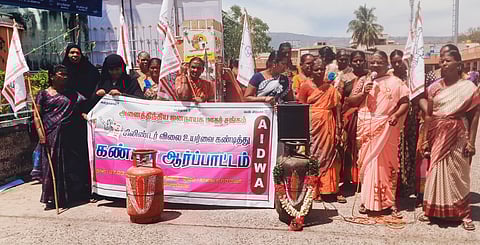 சமையல் கியாஸ் சிலிண்டர் விலை உயர்வை கண்டித்துஅனைத்திந்திய ஜனநாயக மாதர் சங்கத்தினர் ஆர்ப்பாட்டம்