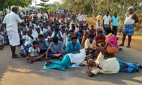 மயான பாதை ஆக்கிரமிப்பு என கூறி சாலை மறியல்