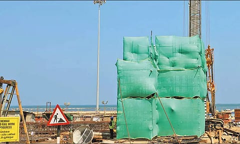 மெட்ரோ ரெயில் பணிக்கு இடையூறு: மெரினா கடற்கரை காந்தி சிலையை அப்புறப்படுத்தும் பணி தொடங்கியது