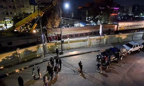 எகிப்தின் கெய்ரோவில் ரெயில் தடம் புரண்டு விபத்து - 2 பேர் உயிரிழப்பு, 16 பேர் காயம்