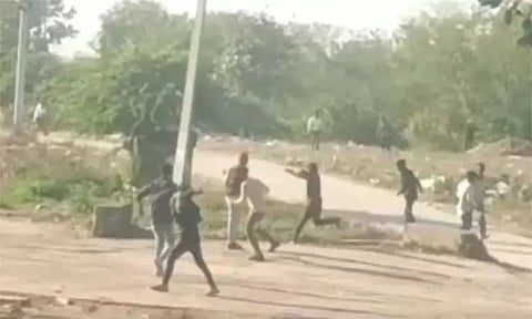 வண்ணப்பொடிகளுக்கு பதிலாக கற்களை வீசி ஹோலி கொண்டாடிய வடமாநிலத்தவர்: 30க்கும் மேற்பட்டோர் காயம்!