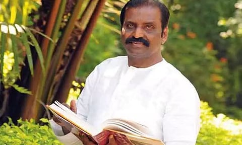 "வீடும் வாசலும் விரும்பவில்லை பெண்; கல்வி கேட்கிறாள்" - கவிஞர் வைரமுத்து மகளிர் தின வாழ்த்து