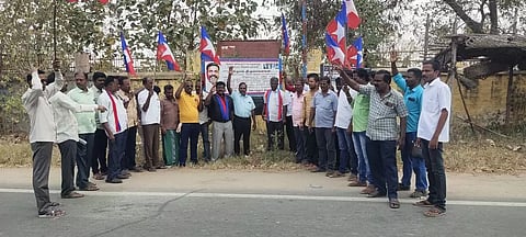 வேடசந்தூரில் போக்குவரத்துக்கழக பணிமனை முன்பு தொழிற்சங்கத்தினர் ஆர்ப்பாட்டம்