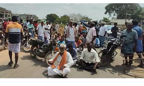 ஒழுங்குமுறை விற்பனைக்கூட செயல்பாட்டை கண்டித்துகுறிஞ்சிப்பாடியில் விவசாயிகள் சாலை மறியல்