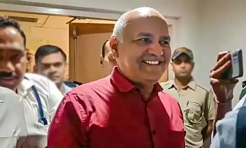 டெல்லி திகார் சிறையில் சிசோடியா மற்ற கைதிகளுடன் அடைப்பு