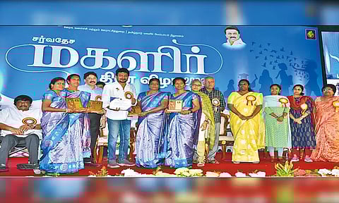 மகளிர் மேம்பாட்டு நிறுவன போட்டிகளில் மாநில அளவில் வெற்றி பெற்றவர்களுக்கு அமைச்சர் உதயநிதி ஸ்டாலின் பரிசு