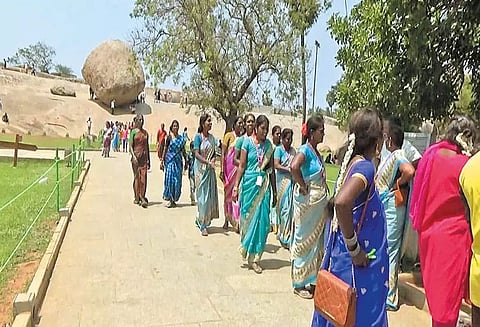 உலக மகளிர் தினத்தையொட்டி மாமல்லபுரம் புராதன சின்னங்களை கட்டணமின்றி கண்டுகளித்த சுற்றுலா பயணிகள்