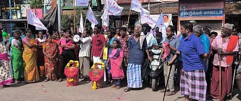 ஒப்பாரி வைத்து மாற்றுத்திறனாளிகள் ஆர்ப்பாட்டம்