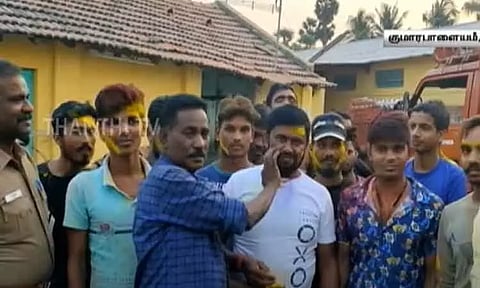 நாமக்கல்: வடமாநில தொழிலாளர்களுடன் இணைந்து ஹோலி கொண்டாடிய போலீசார்