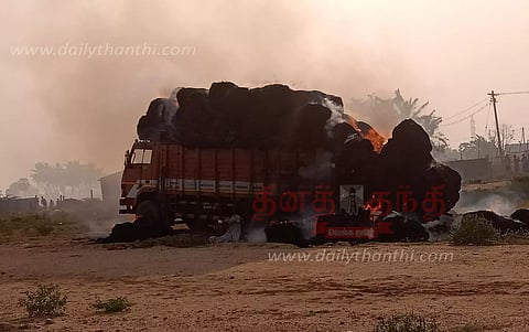 வைக்கோல் கட்டுகள் உரசியதால் லாரி தீப்பிடித்து எரிந்தது