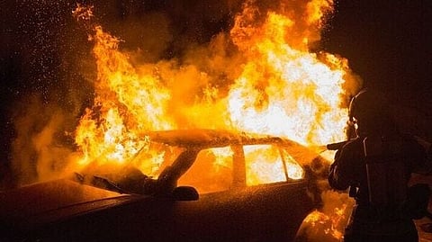 ஓடும் காரில் திடீரென தீப்பிடித்தது