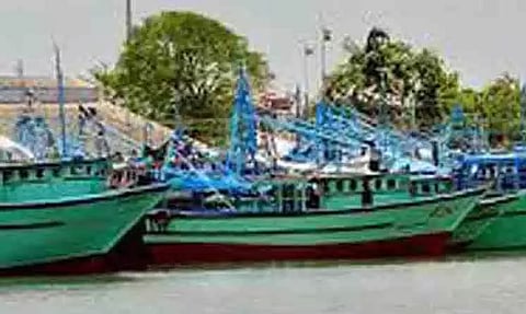 இலங்கை கடற்படை ரோந்துக்கப்பல் மோதி ராமேசுவரம் படகு சேதம்