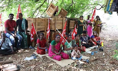 ரயில்வே சுமை பணி தொழிலாளர்கள் குடும்பத்துடன் காத்திருப்பு போராட்டம்