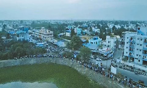 கூடுவாஞ்சேரி ரெயில் நிலையம் அருகே பெண்ணிடம் செல்போனை பறித்து கொண்டு ஏரியில் குதித்த தொழிலாளி