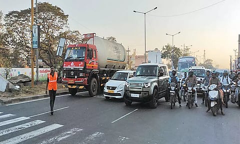 கூடுவாஞ்சேரி ஜி.எஸ்.டி. சாலையில் போக்குவரத்தை ஒழுங்குபடுத்தும் பணியில் ஈடுபடும் தனியார் நிறுவன காவலாளிகள்; வாகன ஓட்டிகள் அச்சம்
