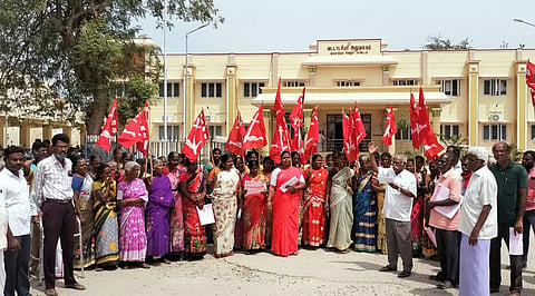 தமிழ்நாடு விவசாய தொழிலாளர் சங்கத்தினர் ஆர்ப்பாட்டம்