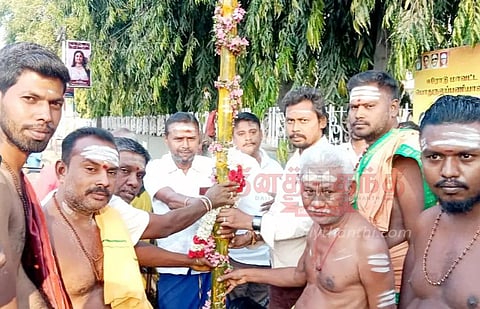 ஈரோடு பெரியமாரியம்மன் கோவில்திருவிழாவையொட்டி பந்தல்கால் நடும் நிகழ்ச்சி