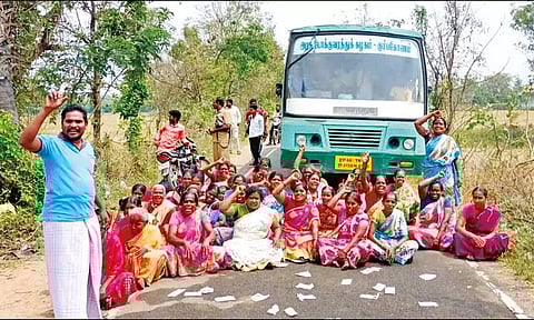 விற்பனைக்காக வைக்கப்பட்டிருந்த சாராய பாக்கெட்டுகளை சாலையில் வீசி பெண்கள் போராட்டம்