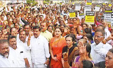 அண்ணாமலை மீது வழக்கு: பா.ஜ.க. கண்டன ஆர்ப்பாட்டம் -குஷ்பு பரபரப்பு பேச்சு