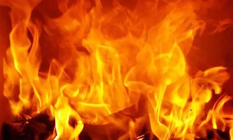 மனைவியுடன் ஏற்பட்ட தகராறில் அறைக்கு தீ வைத்த கணவன் - 10 பேர் காயம்