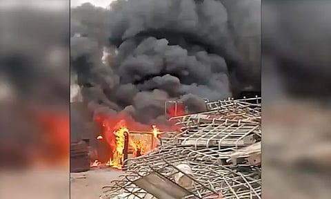 கும்மிடிப்பூண்டியில் பழைய இரும்பு பொருட்கள் குடோனில் திடீர் தீ விபத்து - 1 மணி நேரம் போராடி தீயை அணைத்தனர்