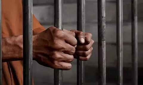 குண்டர் சட்டத்தில் 2 பேர் சிறையில் அடைப்பு