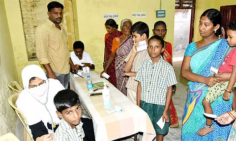 தமிழகம் முழுவதும் காய்ச்சல் முகாமில் 2 லட்சம் பேருக்கு பரிசோதனை