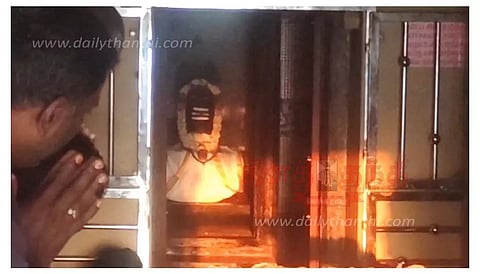 எருமப்பட்டி அருகே சிதம்பரேஸ்வரர் கோவிலில்சிவலிங்கம் மீது விழுந்த சூரிய கதிர்கள்