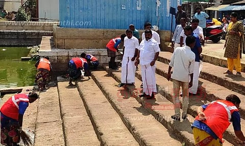 கோவில் குளத்தில் தூய்மை பணிகள்
