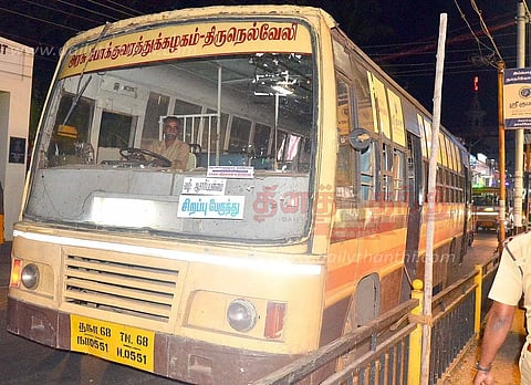 நடுரோட்டில் பழுதாகி நின்ற அரசு பஸ்