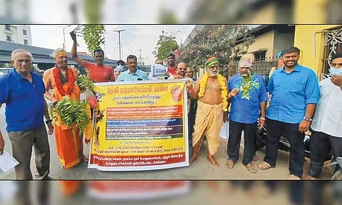 தெரு நாய் கடியில் இருந்து காப்பாற்ற கோரி அம்மனுக்கு மனு கொடுத்து நூதன போராட்டம்