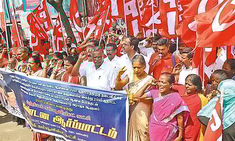 ஆன்லைன் சூதாட்ட தடை மசோதாவுக்கு ஒப்புதல் அளிக்காவிட்டால் கவர்னர் செல்லும் இடங்களில் எல்லாம் கருப்புகொடி காட்டுவோம் - முத்தரசன் அறிவிப்பு