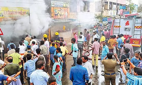 பொன்னேரியில் மோட்டார் சைக்கிள் பழுதுநீக்கும் கடையில் தீ விபத்து - தீயணைப்பு வீரர்கள் போராடி அணைத்தனர்